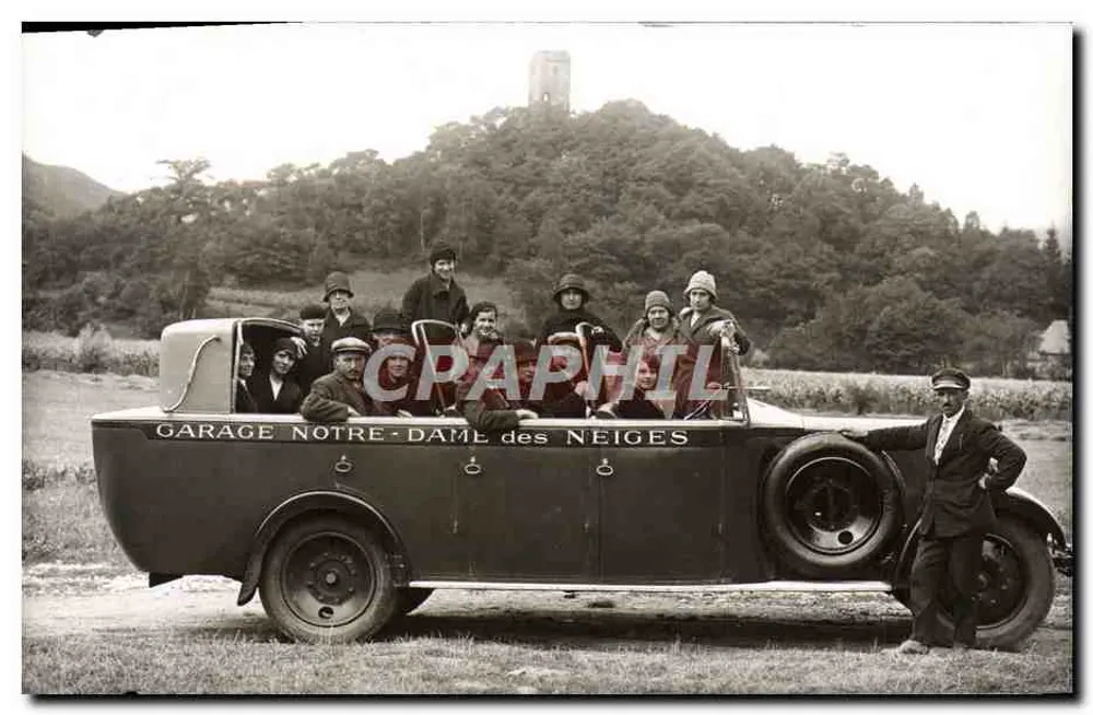 Gruppe vor einem Auto vom Garage Notre-Dame des Neiges — Verlag nicht sichtbar - Vorderseite