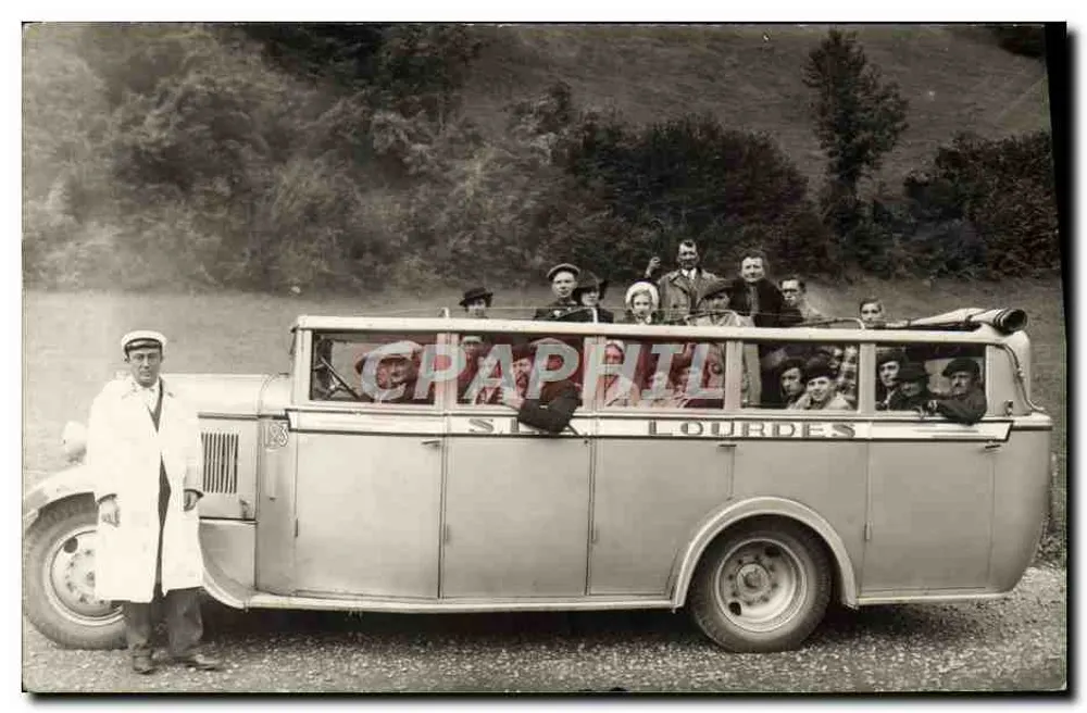 Ônibus turístico em Saint-Lourdes — passageiros e motorista — sem editor ou número visível - Frente