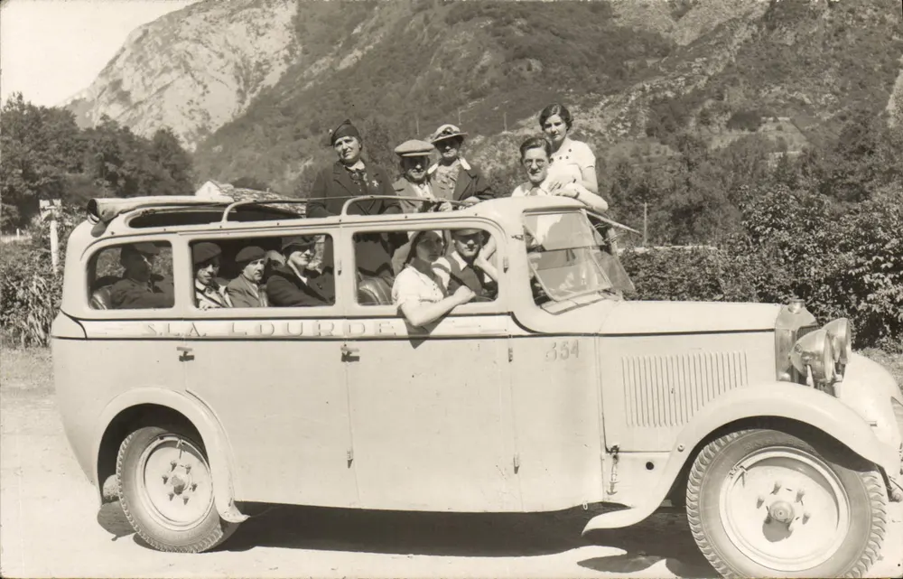 S.L.A. LOURDE — Gruppe von Personen in einem Auto — unbekannter Verlag, Seriennummer nicht sichtbar - Vorderseite