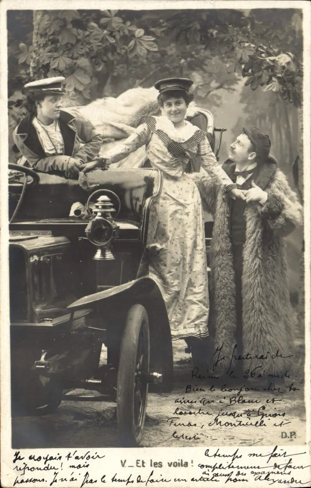 Três pessoas perto de um carro — Reims, cerca de 1910 — D.P. - Frente