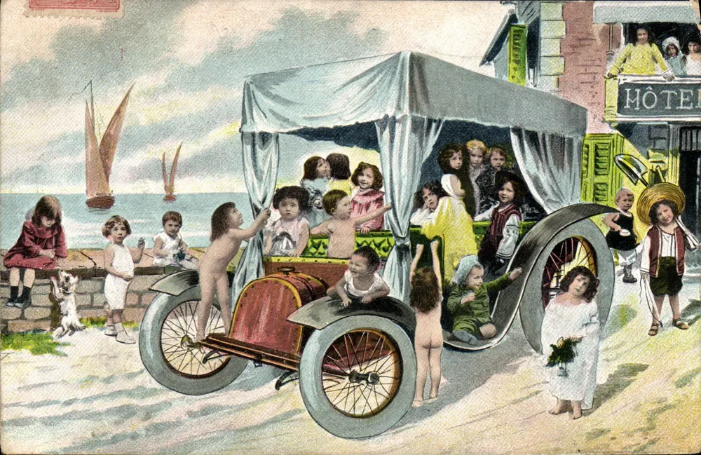 Crianças em uma bicicleta de pedais — praia — Hotel — editor não visível - Frente
