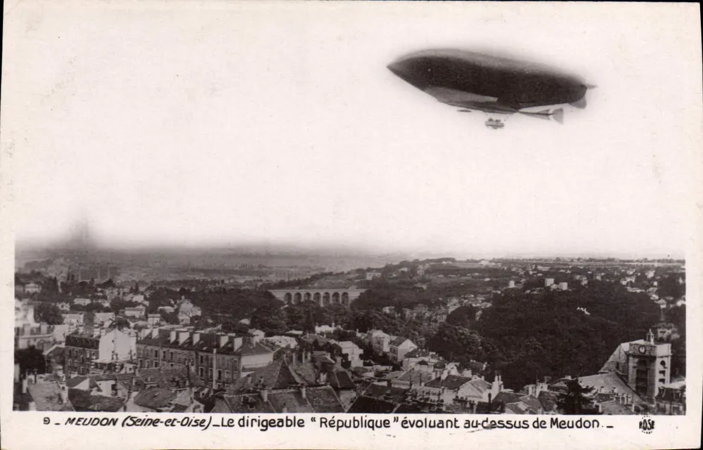 Meudon (Seine-et-Oise) — O dirigível "République" voando acima de Meudon — editor ROSE, n°9 - Frente