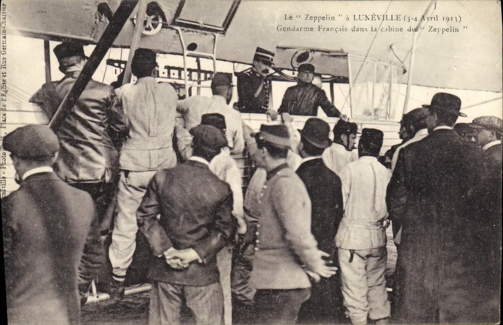 Der "Zeppelin" in LUNÉVILLE (3-4 April 1913) — Französische Gendarmen in der "Zeppelin"-Kabine — Foto der Kirche und Straße Gerczaux-Charrier - Vorderseite