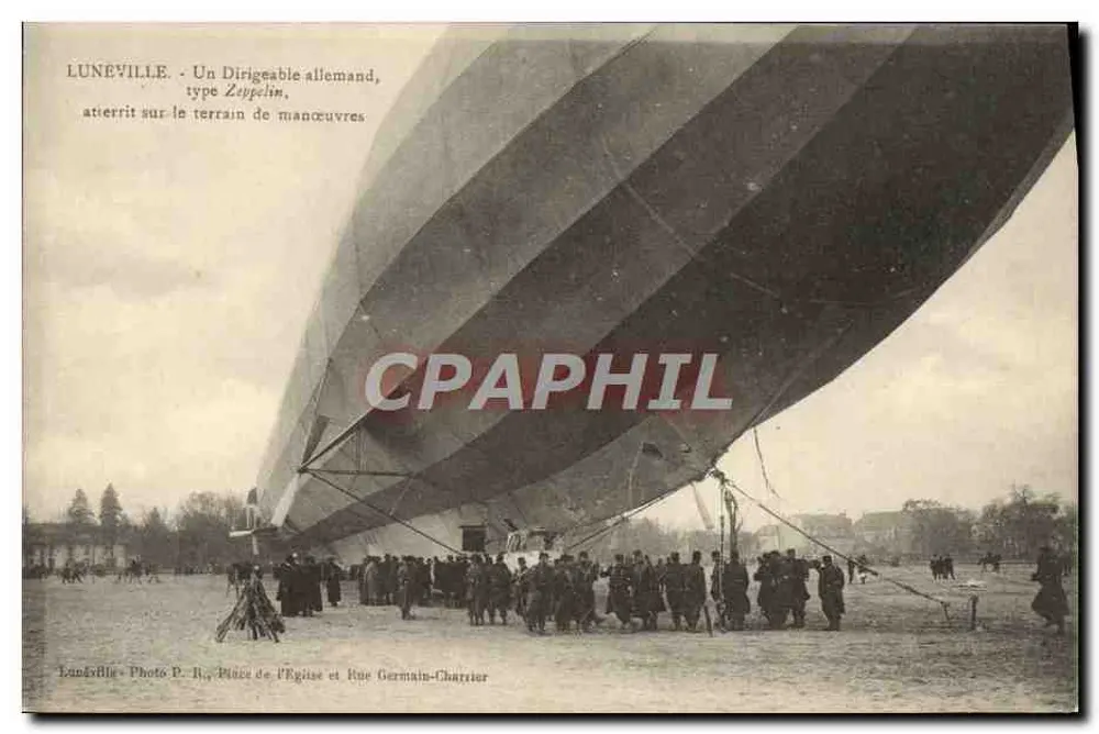 Luneville — Ein deutscher Luftschiff, Typ Zeppelin, landet auf dem Manövergelände — Foto P. R., Place de l'Église und Rue Germain-Charrier - Vorderseite