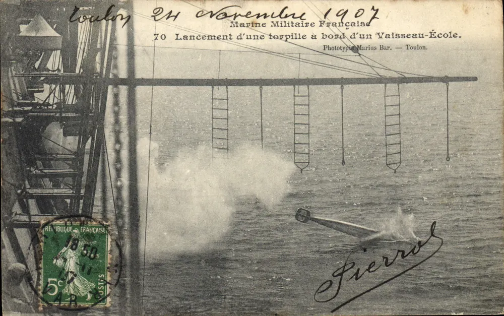 Startschuss einer Torpedowaffe an Bord eines Ausbildungsschiffes — Französische Marine — Phototypie Marius Bar — Toulon. - Vorderseite