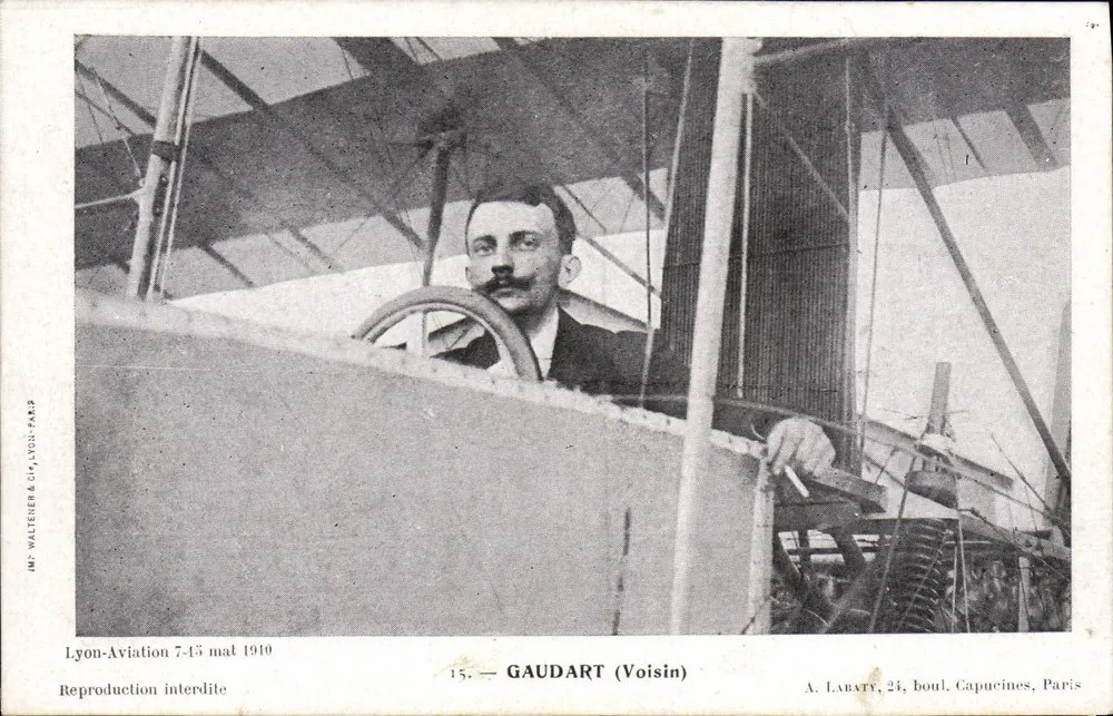 Pilot Gaudart in einem Voisin — Lyon-Aviation 7-13. Mai 1910 — A. Labaty, 24, boulevard Capucines, Paris - Vorderseite