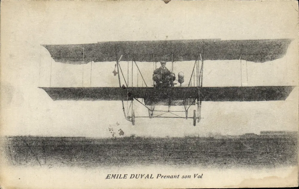 Emile Duval beim Start — Flieger in einem Doppeldecker — Ansichtskarte - Vorderseite