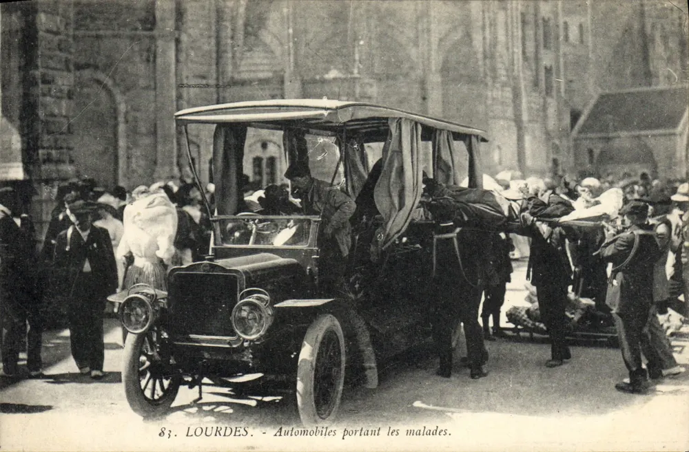 Lourdes — Automobiles portant les malades — Édition F. Viron, n° 83 - Vorderseite