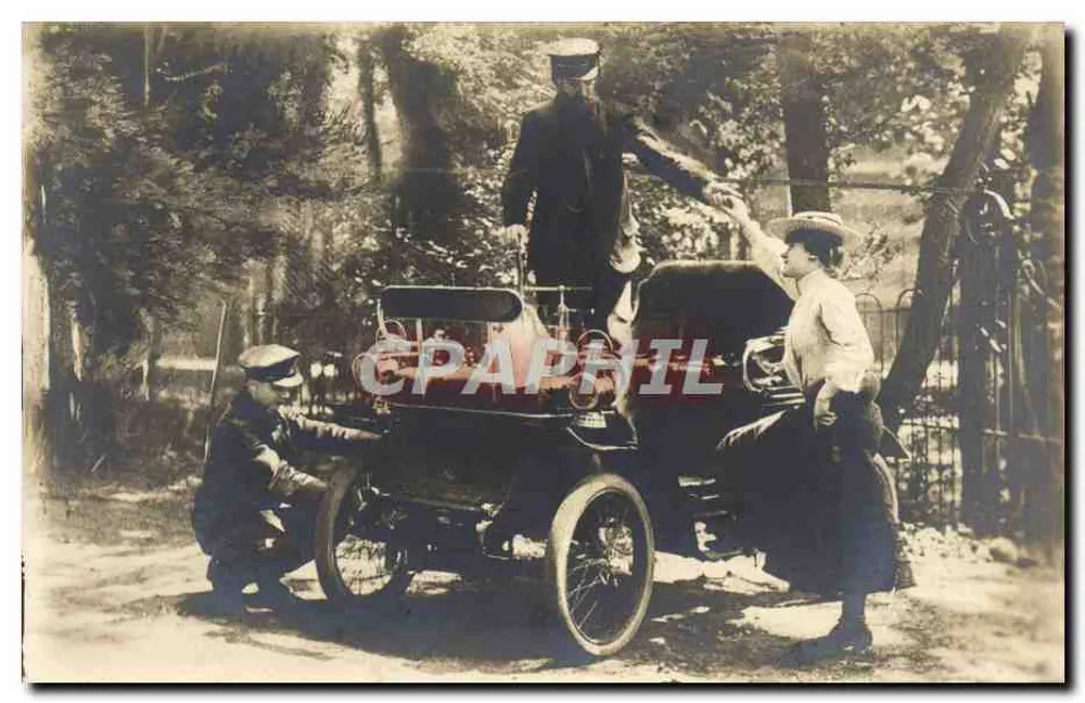 Szene mit altem Auto — drei Personen — rumänische Postkarte - Vorderseite