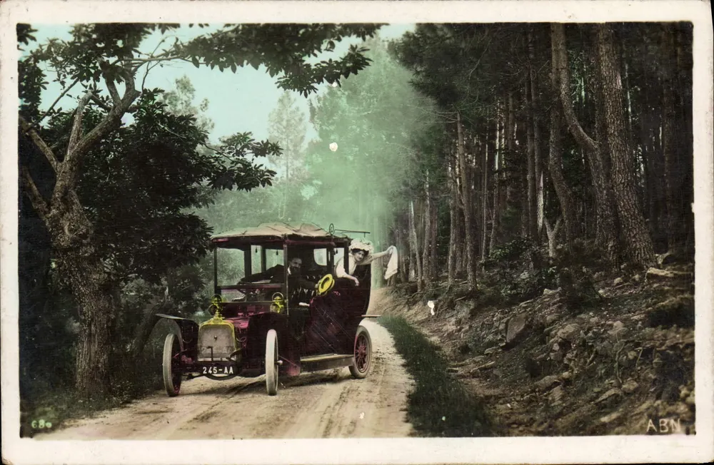 Carro antigo em uma floresta — ABN, n° 680 - Frente