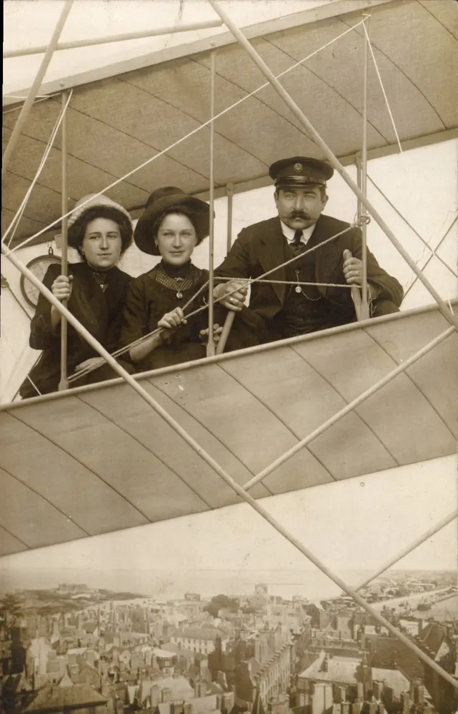 Zwei Frauen und ein Pilot in einem Flugzeug — Luftbild von Saint-Malo — Verlag R. Guilleminot, Besançon - Vorderseite