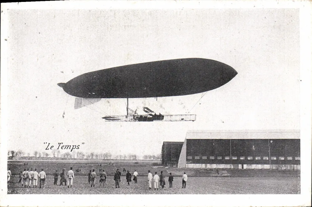 Zeppelin "Le Temps" — voo acima de um hangar — editor não identificado - Frente