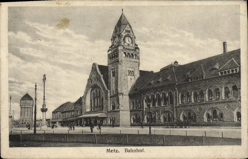 Metz, Estação Ferroviária — vista do edifício com torre de relógio e reservatório de água — editor Verlag E. D. Wirz, Metz - Frente