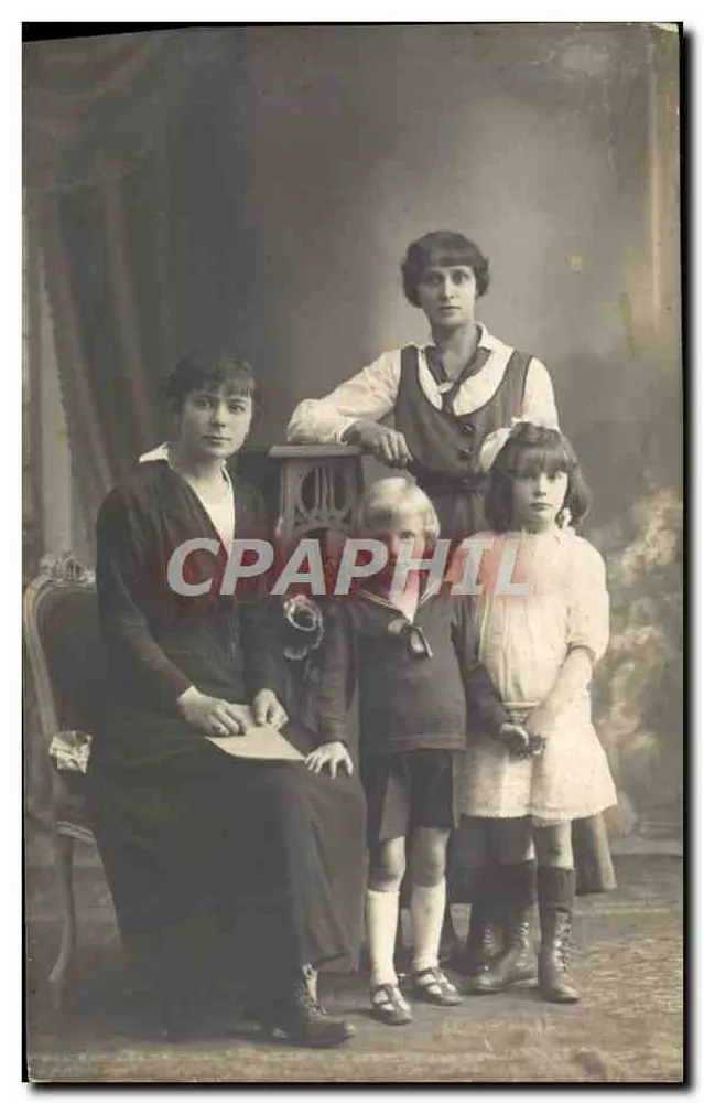 Familie — Fotostudio — Unbekannter Verlag, Seriennummer nicht sichtbar - Vorderseite