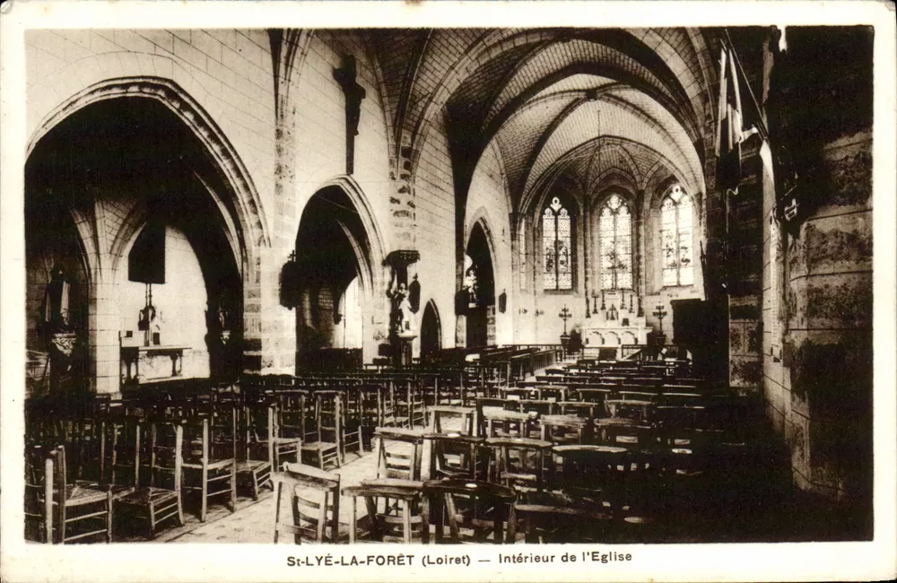 St-LYÉ-LA-FORÊT (Loiret) — Wnętrze kościoła - Awers
