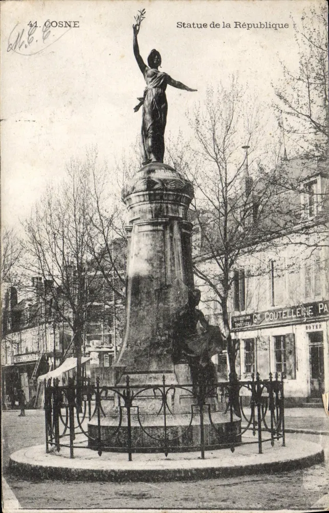 Cosne-sur-Loire — Estátua da República — M. C. editor - Frente