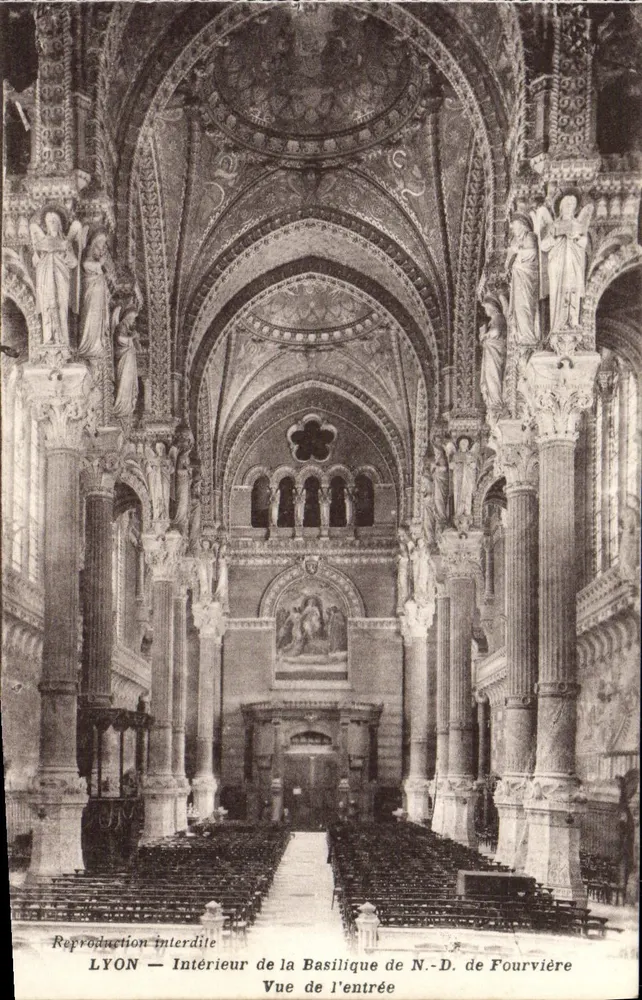 LYON — Innenansicht der Basilika N.-D. de Fourvière — Blick auf den Eingang - Vorderseite