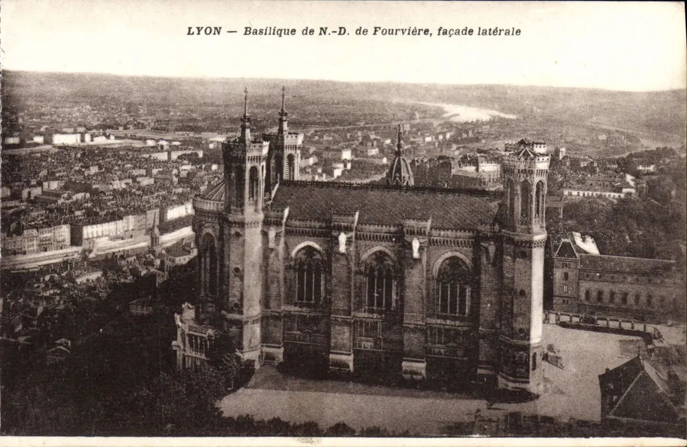LYON — Basílica de N.-S. de Fourvière, fachada lateral - Frente