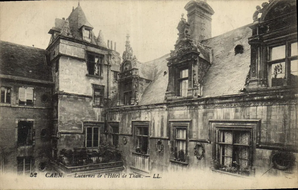 Caen — Lucarnas do Hotel de Than — LL. — N° 52 - Frente