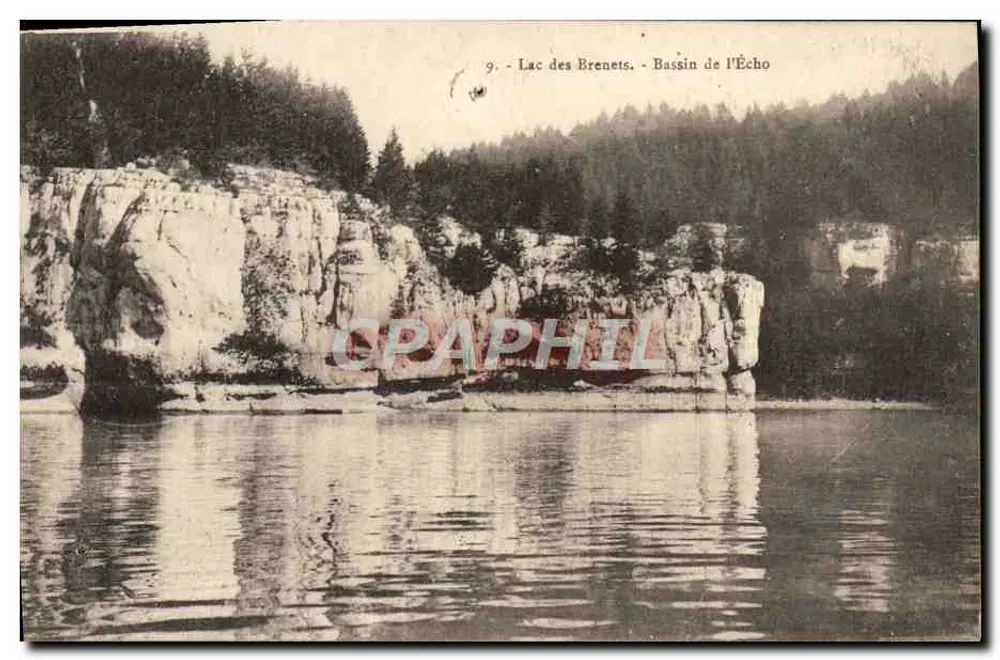 See der Brenets - Echo-Becken — Ansicht des Sees, umgeben von felsigen Klippen - Vorderseite