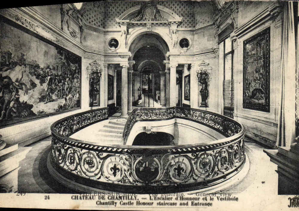 Schloss Chantilly — Die Ehrenstiege und der Vestibül — Verlag: J. Thévenin, Nr. 24 - Vorderseite