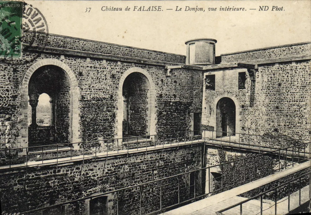 Schloss FALAISE — Der Bergfried, Innenansicht — ND Fotografie - Vorderseite