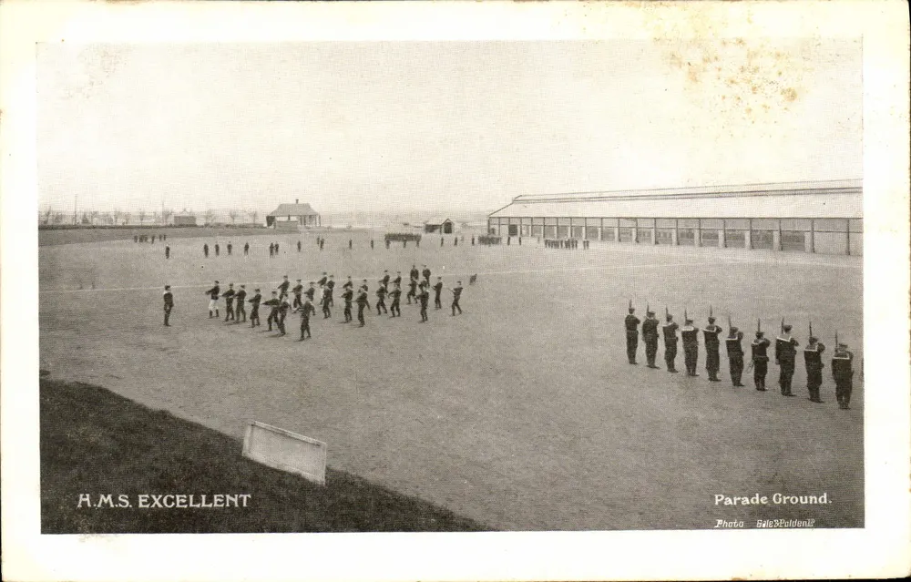 H.M.S. EXCELLENT — Campo de Exercícios — Foto B. Stalden - Frente