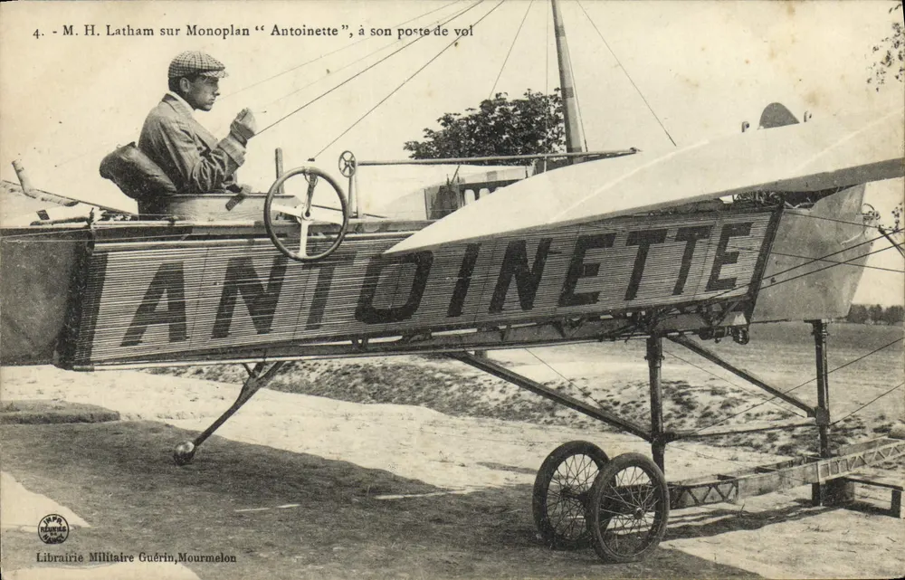 Herr M. H. Latham im Monoplan "Antoinette", am Flugposten — Militärbibliothek Guérin, Mourmelon - Vorderseite