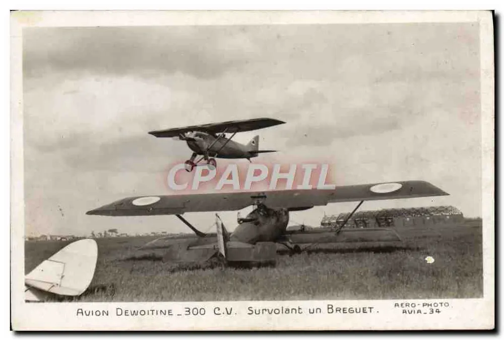 Dewoitine 300 C.V.-Flugzeug, das ein Breguet-Flugzeug überfliegt — Aéro-Photo, AVIA-34 - Vorderseite