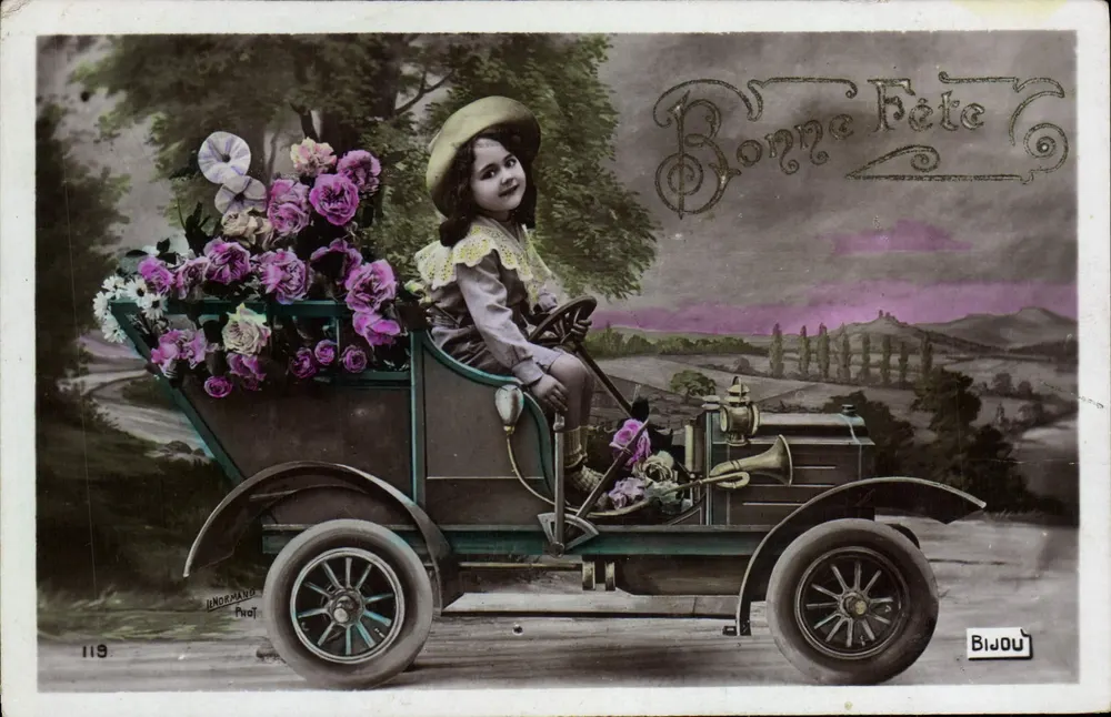 Menina em um carro decorado com flores — Feliz Aniversário — editor Bijou, n° 119 - Frente