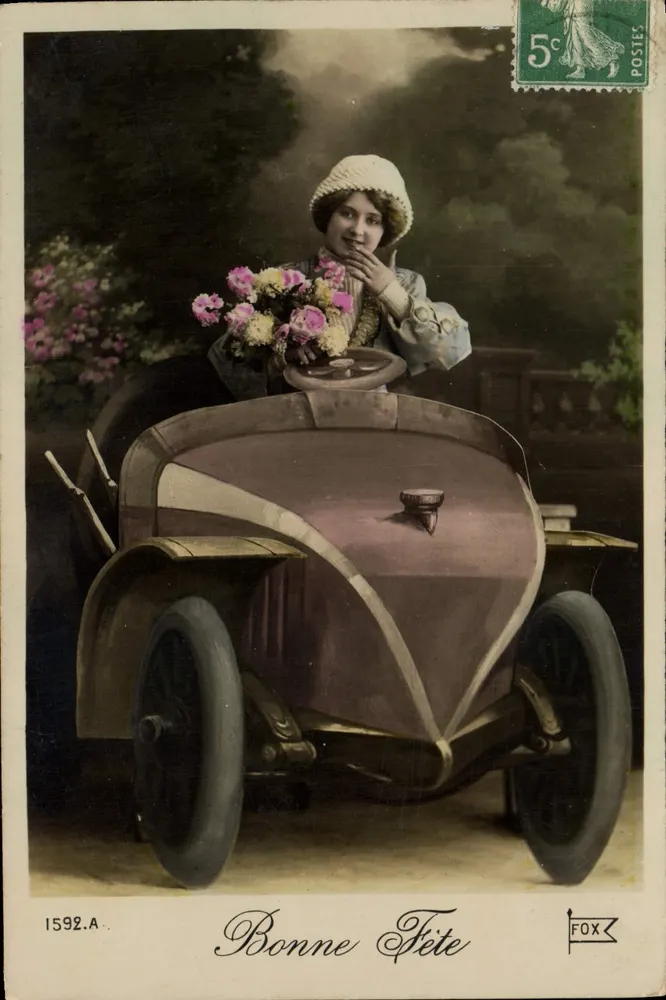 Donna al volante di un'automobile — Buon compleanno — Fox, n° 1592.A - Recto