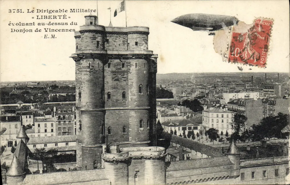 Der Militärballon « LIBERTÉ », der über den Bergfried von Vincennes schwebt — E.M. n°3751 - Vorderseite