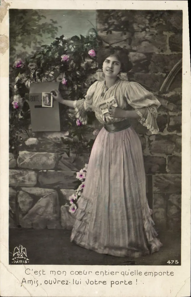 Femme en robe à volants devant une boîte aux lettres — éditeur PARIS, n° 475 - Vorderseite