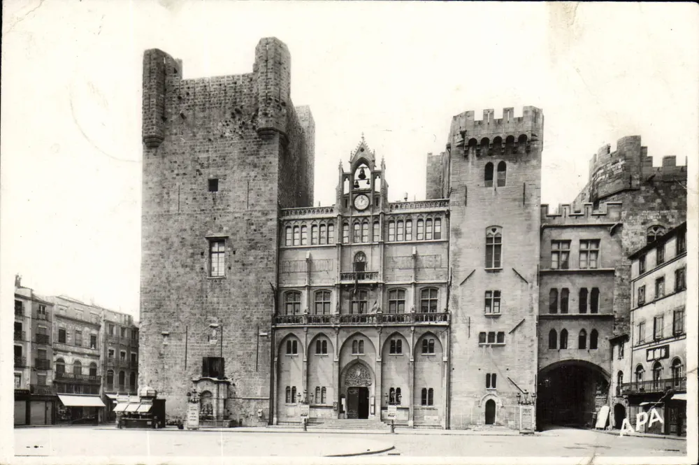 Narbonne — Hôtel de Ville avec tours médiévales — éditeur Les Cartes APAPOUX - Albi - Frente