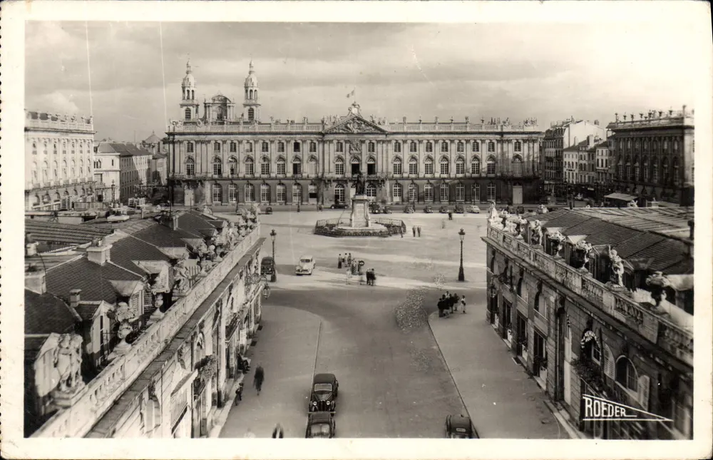 NANCY - A Praça Stanislas vista do Arco do Triunfo — Edições V. Roeder, Nancy - Frente