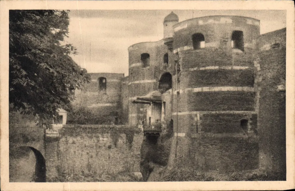 O Castelo de Angers — vista das torres — Service Commercial Monuments Historiques, Paris - Frente