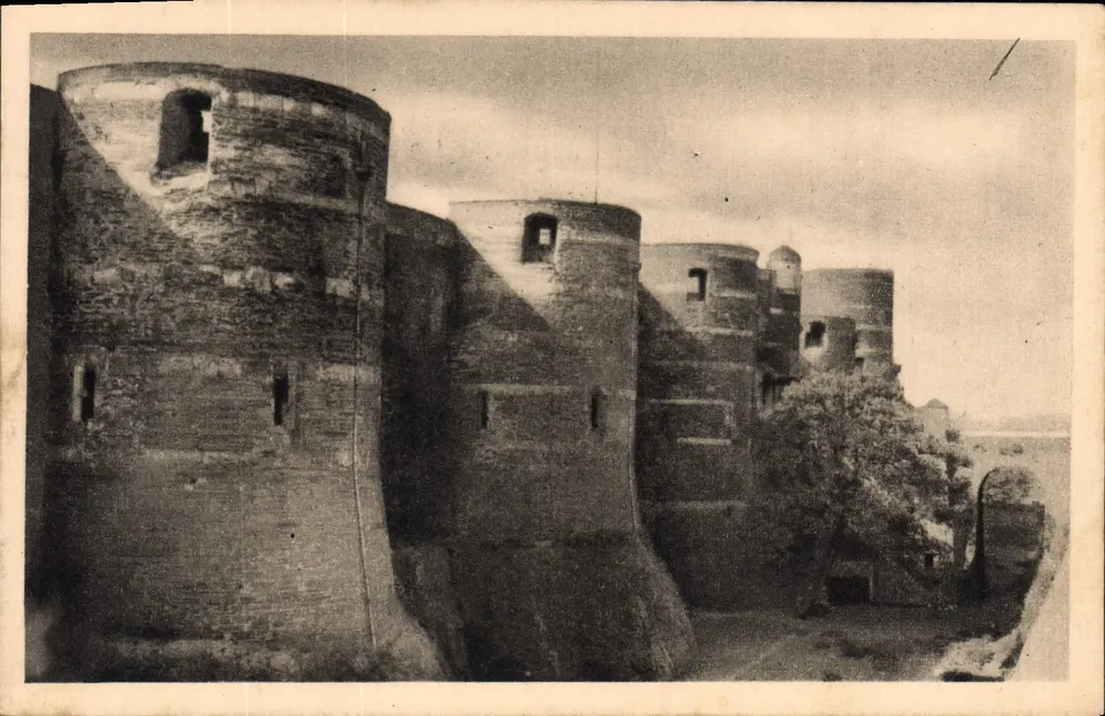 Castelo de Angers — vista das torres redondas — Service Commercial Palais, Paris - Frente