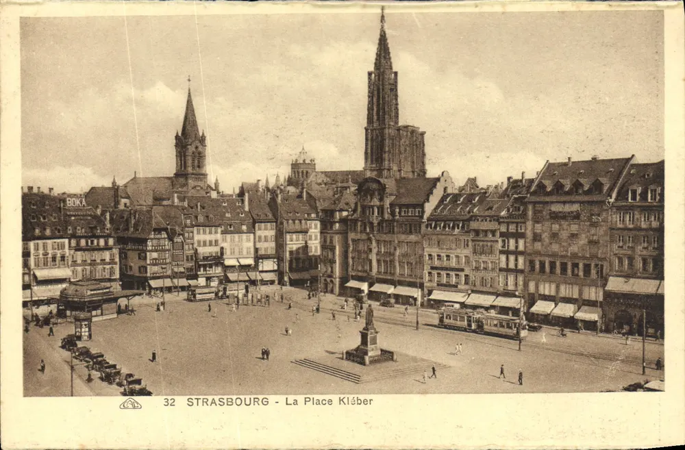Estrasburgo - A Praça Kléber — vista panorâmica com a catedral e um monumento central — editor BOKA, n° 32 - Frente
