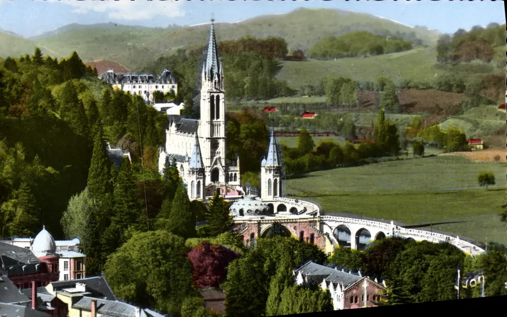 Lourdes (Hautes-Pyrénées) — A Basílica e o Gave — As Edições de Arte - Frente