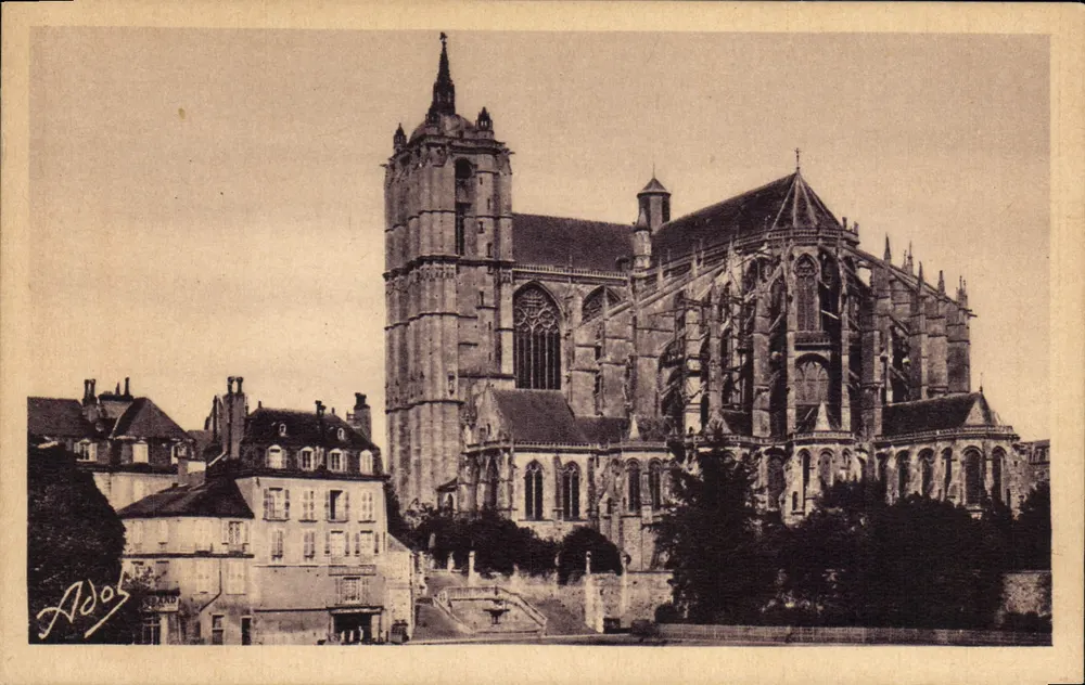 Le Mans — Catedral São Julião — Torre, 66 m. Nave ogival, século XII. Nave romana, século XIX. Transepto, séculos XIV e XV - Frente
