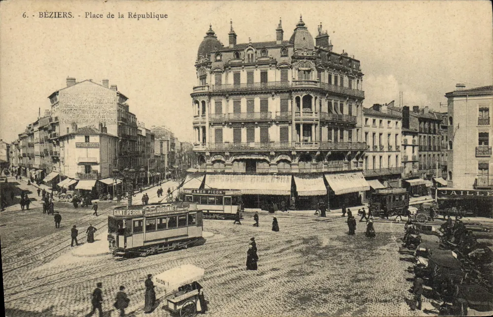 Béziers - Praça da República — visão da praça com trêmio e edifícios — editor: Philippe Dumas, Béziers - Frente