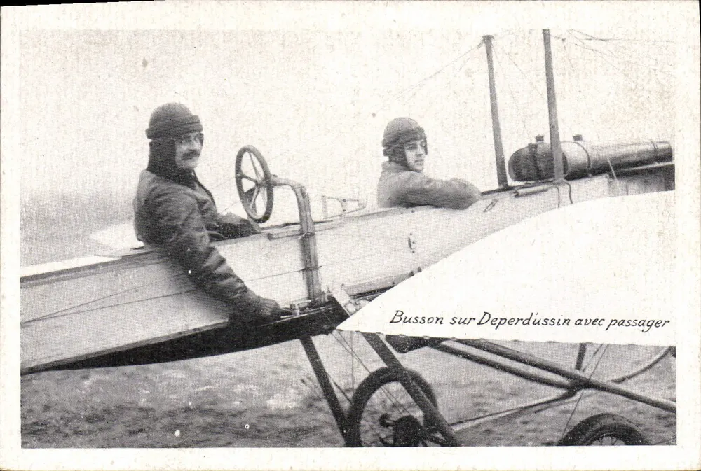 Busson sobre Deperdussin com passageiro — piloto e passageiro em um hidroavião — texto impresso embaixo - Frente