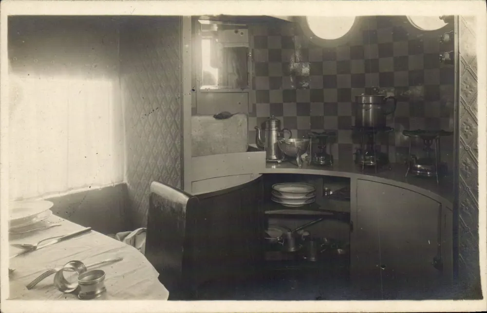 Cozinha de um vagão-cama — interior — editor desconhecido, número de série não visível - Frente