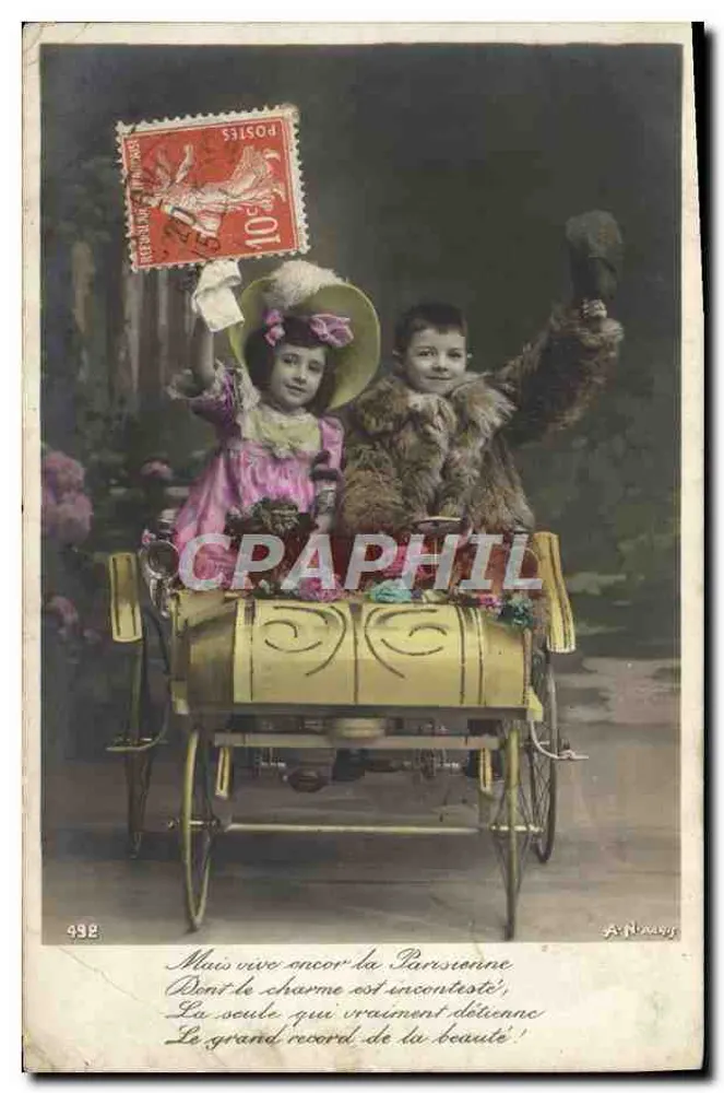 Zwei Kinder in einem goldenen Kinderwagen — Straßenszene mit 10-Cent-Stempel — Verlag A. Plauss, n° 492 - Vorderseite