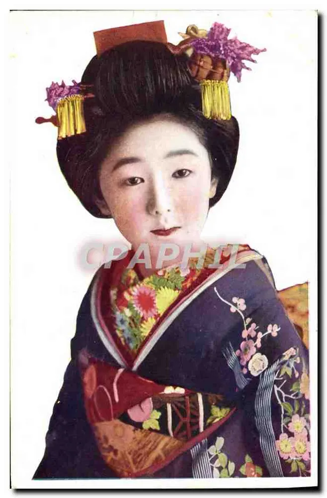 Jovem mulher em kimono japonês — fotografia colorida — número de série não visível - Frente