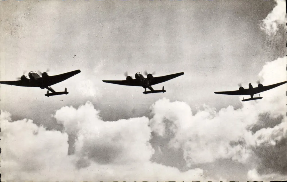 Três aviões militares em formação — Royal Air Force — Impresso na França, série 7198 - Frente