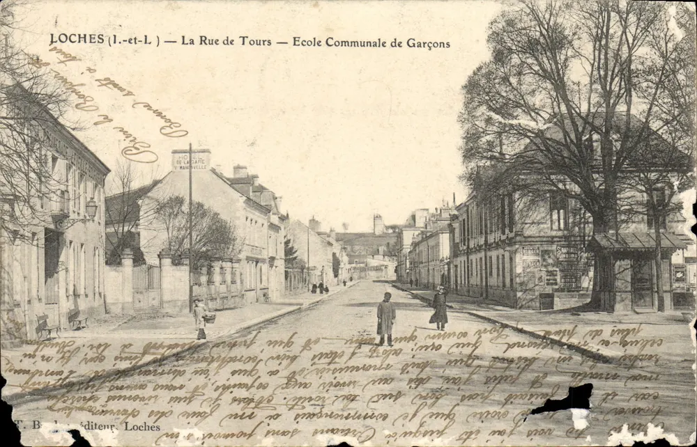 Loches (Loir-et-Cher) — La Rue de Tours — École Communale de Garçons — éditeur T. B. Loches - Vorderseite