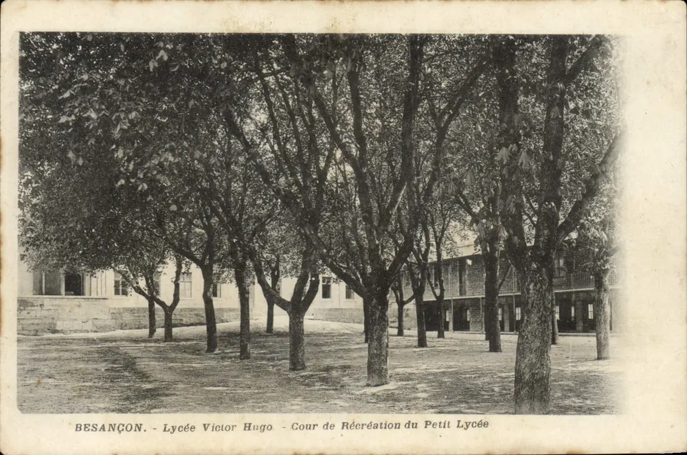 Besançon - Lycée Victor Hugo - Spielhof des Petit Lycée - Vorderseite
