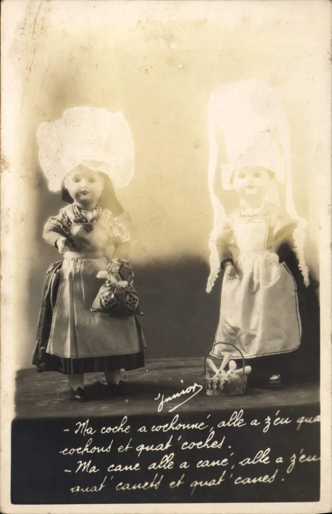Duas bonecas vestidas com trajes de camponesas — Foto Justier, rue St-Jean 72, Caen - Frente