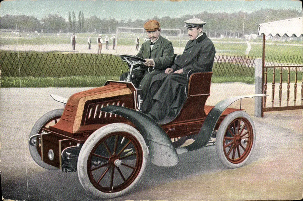 Deux hommes dans une voiture ancienne — scène de parc ou stade — éditeur Weltpostverein - Frente